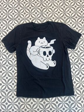 Hot Topic Black Tee with White Cat and Skull Mug Graphic